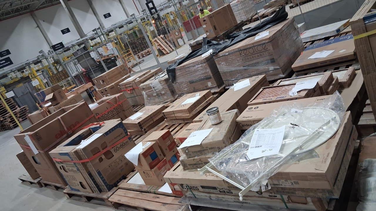 Materiais de construção separados em pallets